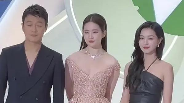 白玉兰奖星光黯淡：陈晓到场不走，黄晓明云红毯，刘亦菲最尴尬