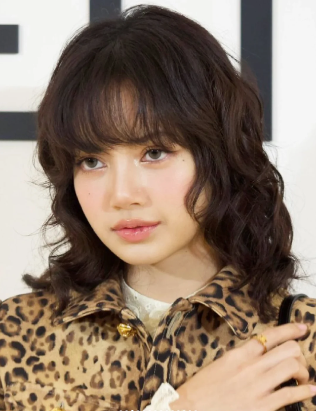 巴黎这一夜,刘亦菲、两宋惊艳,周冬雨不如素颜,Lisa越变越吓人