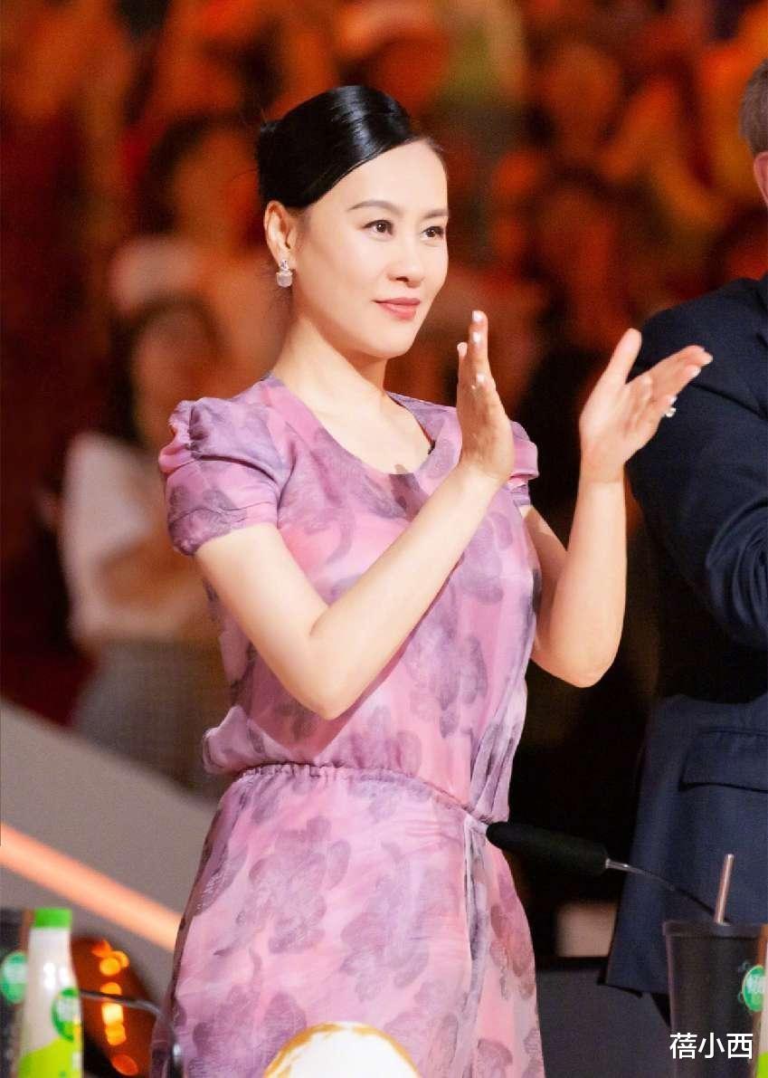 邬君梅烫了泡面头减龄10岁,穿深蓝裙配红唇亮相,完全没有大妈味