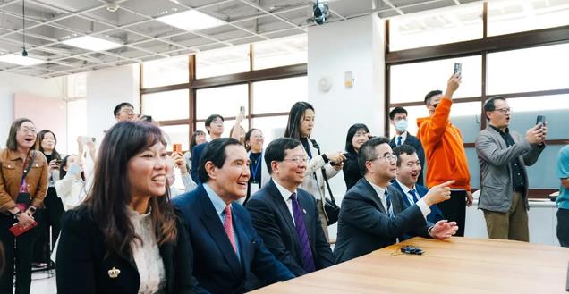 马英九亲自接待马龙，两人握手寒暄，一起喝珍珠奶茶，画面太美好