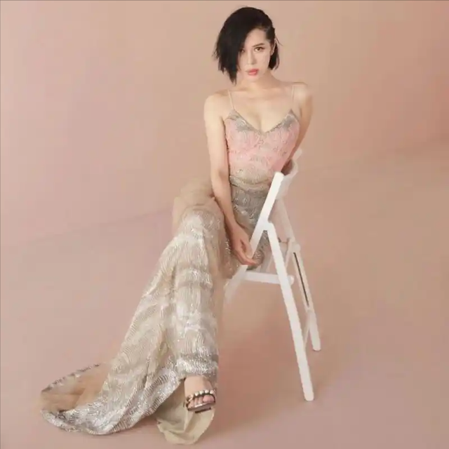 与王全安恋爱十年无果，如今48岁的她，直接官宣结婚想做家庭主妇