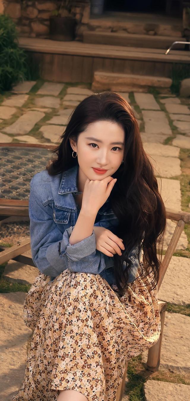 刘亦菲:明明普通的长相,却为何被推上神坛?网友一句话道出真相