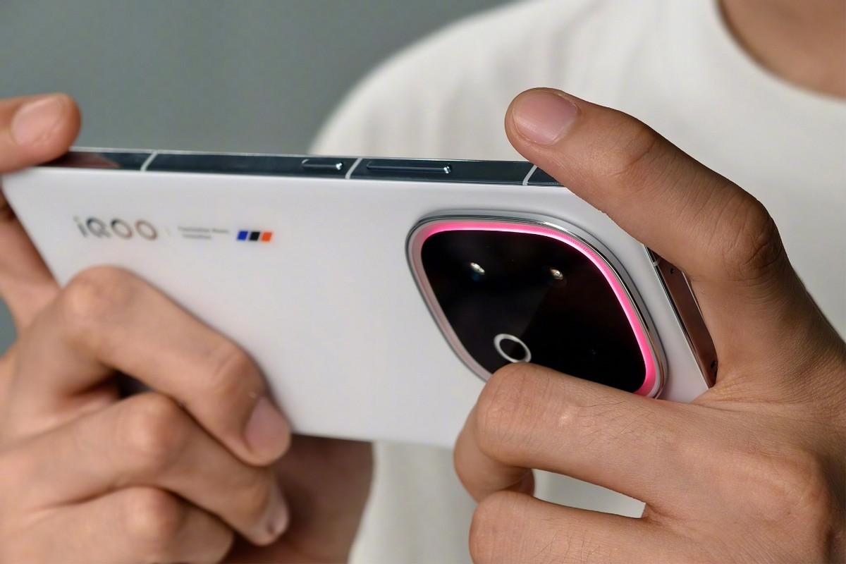 iQOO13對(duì)比小米15 Pro：新品那么多，2K高分屏手機(jī)只有這兩款