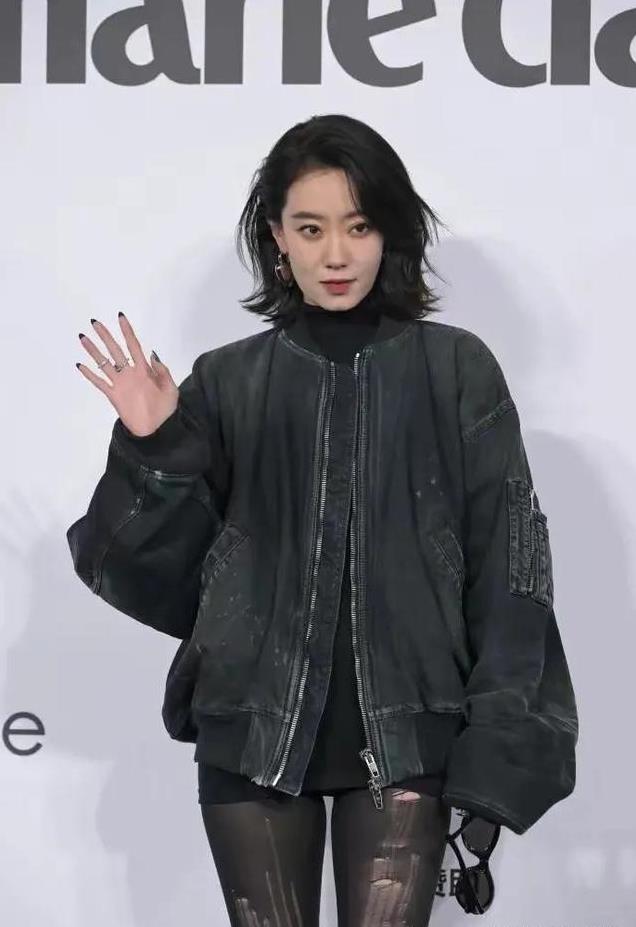 余男走红毯官宣结婚,露大片肚子肩膀,网友:跟向佐学的?不好看