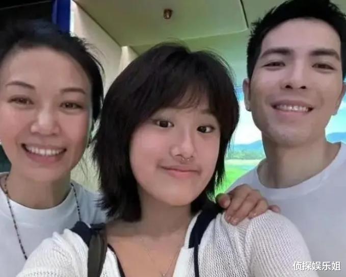 贾静雯长女捧场萧敬腾音乐剧,穿辣妹装拥抱干爹,老萧绅士手获赞