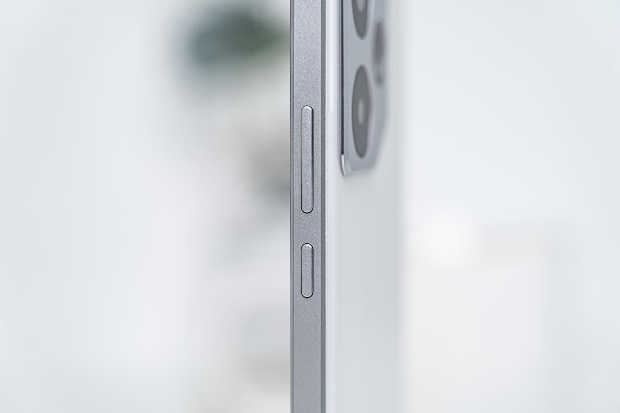 旗舰性能+堪比充电宝的7000mAh电池 真我Neo7首发评测：强得不像中端