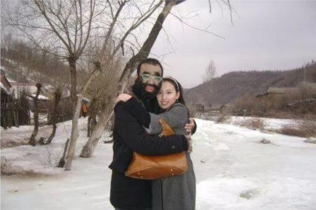 毛孩于震寰42岁娶美娇妻，不顾阻拦冒险生娃，儿子长相出人意料！