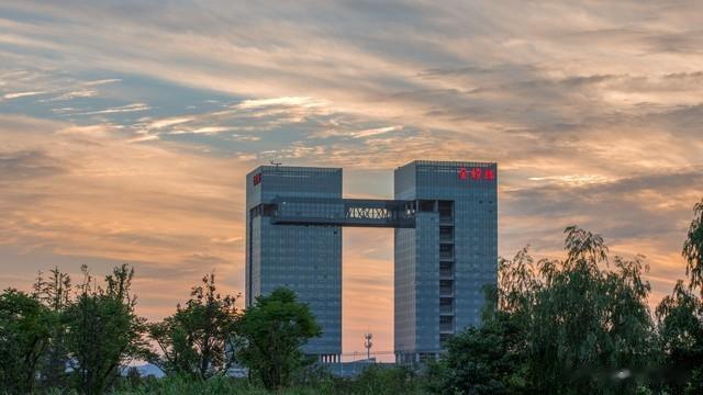 30年前跟同学同时收到offer，我选择华为一直干到21级，年薪500万