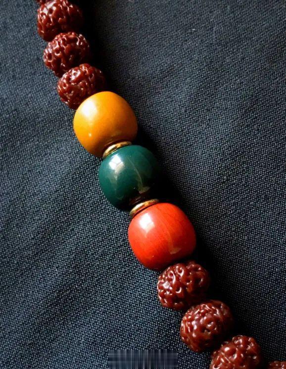 他这条金刚不盘只挂脖，不但没色差，还如此惊艳，怎么办到的？