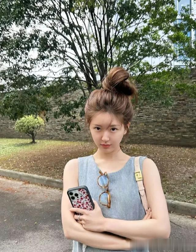 “范思哲女孩”赵露思的5款日常发型,纯欲、少女、清熟都能驾驭