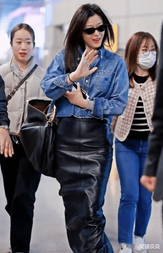 全智贤现身上海机场：牛仔衣墨镜长发好酷，与粉丝挥手打招呼好温柔！