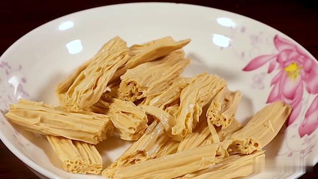 “烂骨大王”被揪出？骨科医生：不想骨骼变蜂窝，“2水”要少喝