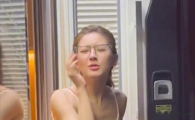 赵露思路透出镜颜值很一般,离开美图路人甲一枚,穿凉拖好邋遢!