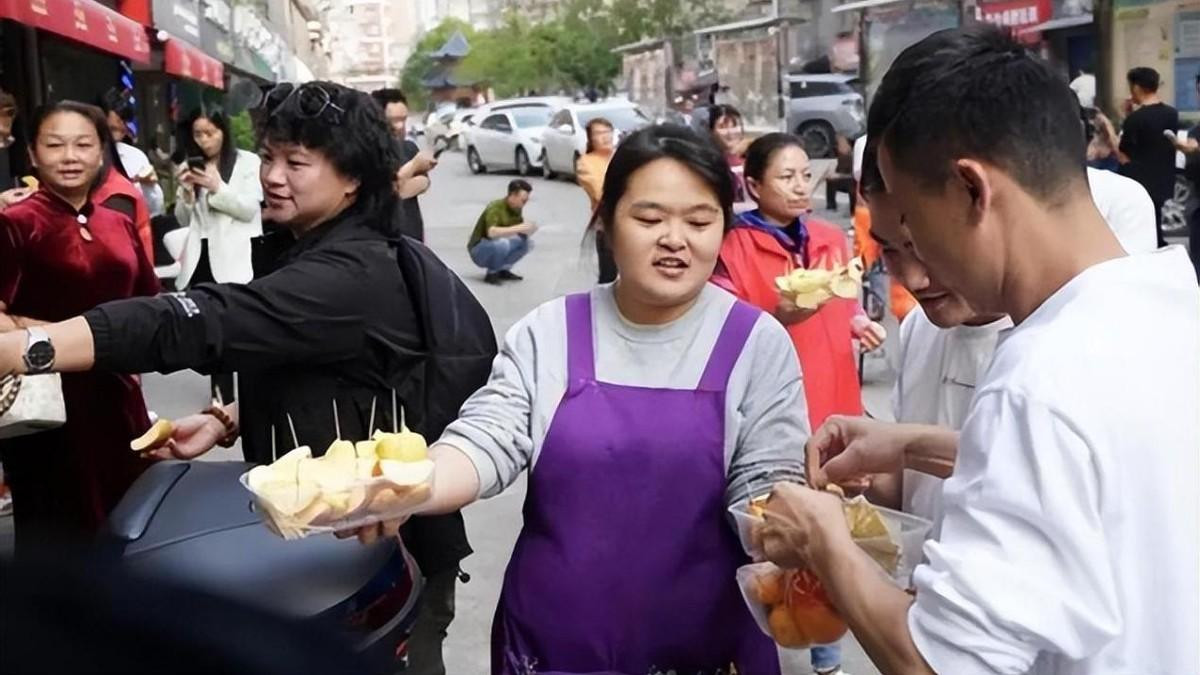 向佐找“人民理发师”晓华理发，向太送二手香奈儿包，房东发声