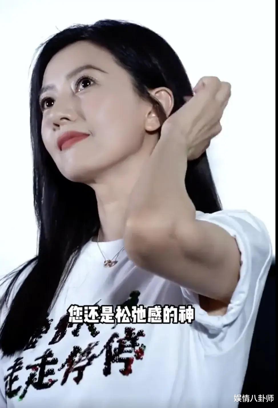 当44岁高圆圆和52岁黎姿同框，高圆圆依旧美不胜收，黎姿的脸却一言难尽