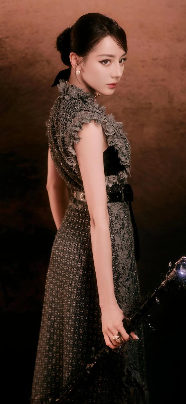 难得一见!迪丽热巴成熟知性美照!