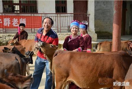 太凄惨!75岁牛群近况罕见曝光:沧桑衰老目光呆滞,离婚后一人居住贫民窟