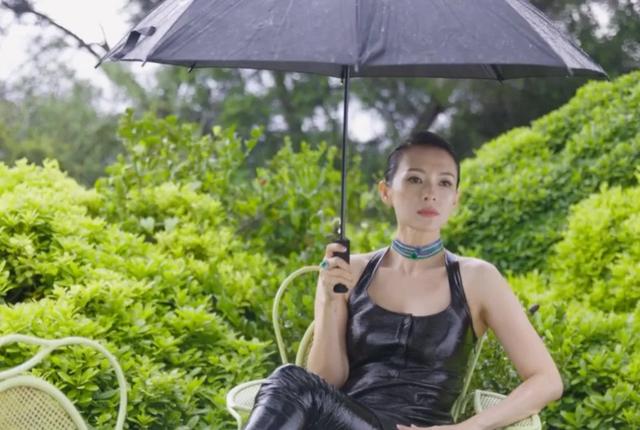 章子怡要给醒醒烫卷发,她的高抬腿做的真漂亮,她笑的很大声!