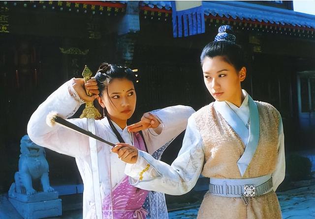 终于理解贾静雯了，如果周围的同学都长成这样，她的自卑就正常了