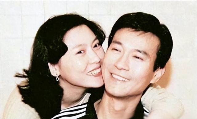 郑少秋夫妇证实长女自杀:心情未平复想帮忙办后事,遗产交给生母