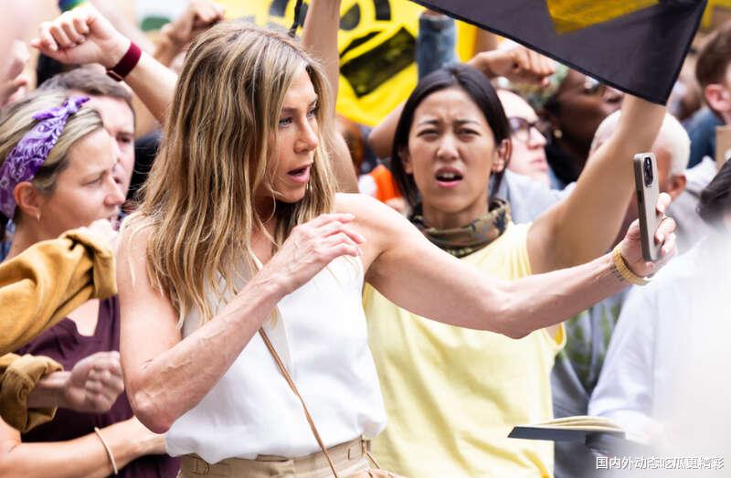 55岁性感女星街头遭泼黑油! 手戴百万金表全毁了