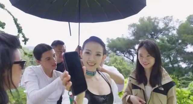 章子怡戛纳拍的杂志出片了,她穿红皮衣美上天,高抬腿那张没入选