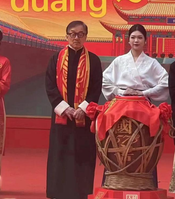 成龙断崖式衰老,白发苍苍尽显老态,网友泪目:我不能接受!