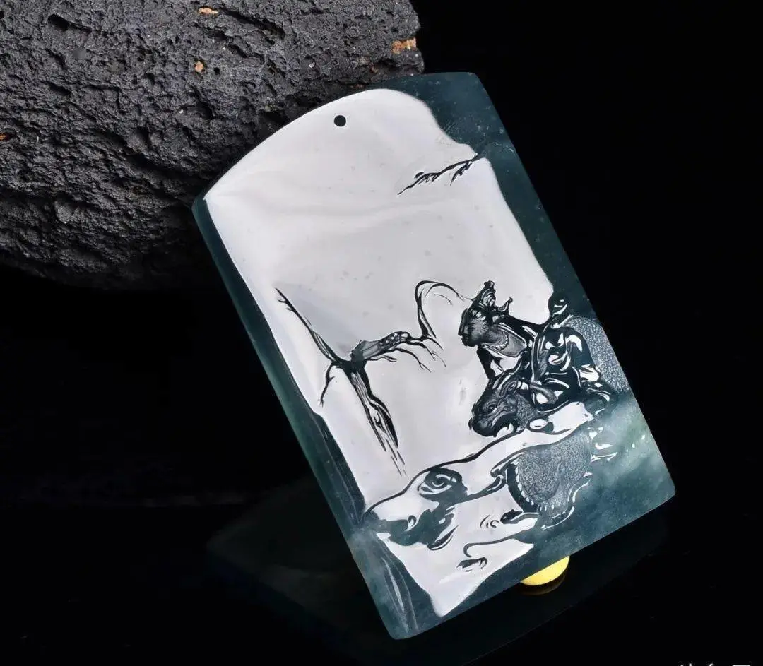 三块蓝水飘雪花棉的翡翠片料，设计集合了地海空，太有竟境了！