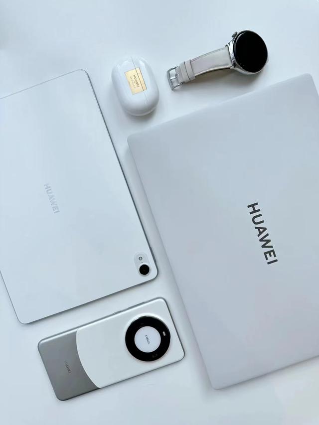 倒反天罡!一台华为mate XT三折叠,居然能买下苹果全家桶了