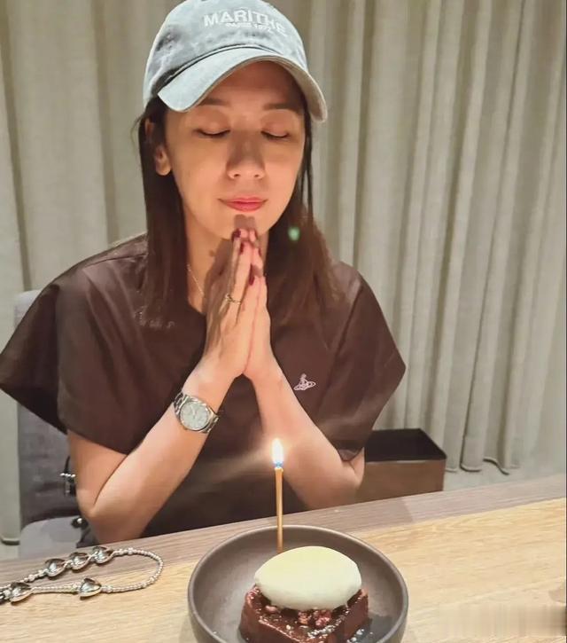 贾静雯晒全家福,3个女儿整齐出镜,7岁波妞褪去婴儿肥不敢认了