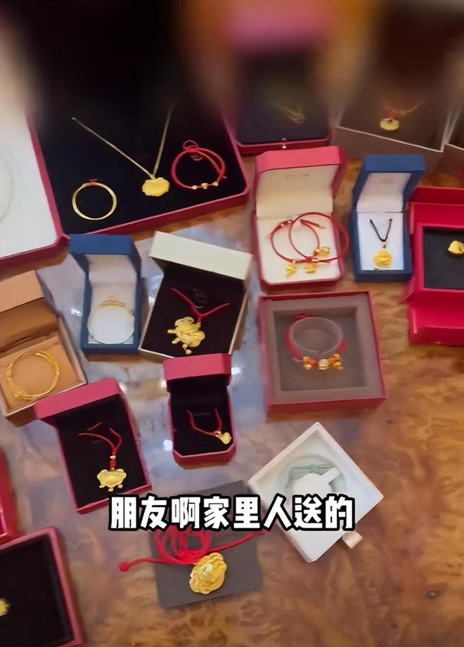 赵本山外孙满三个月,球球晒娃秀金器,网友:这娃好命啊!