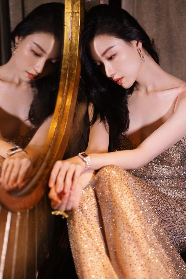 倪妮太美了，穿金色流苏吊带裙，倾国倾城，美呆了