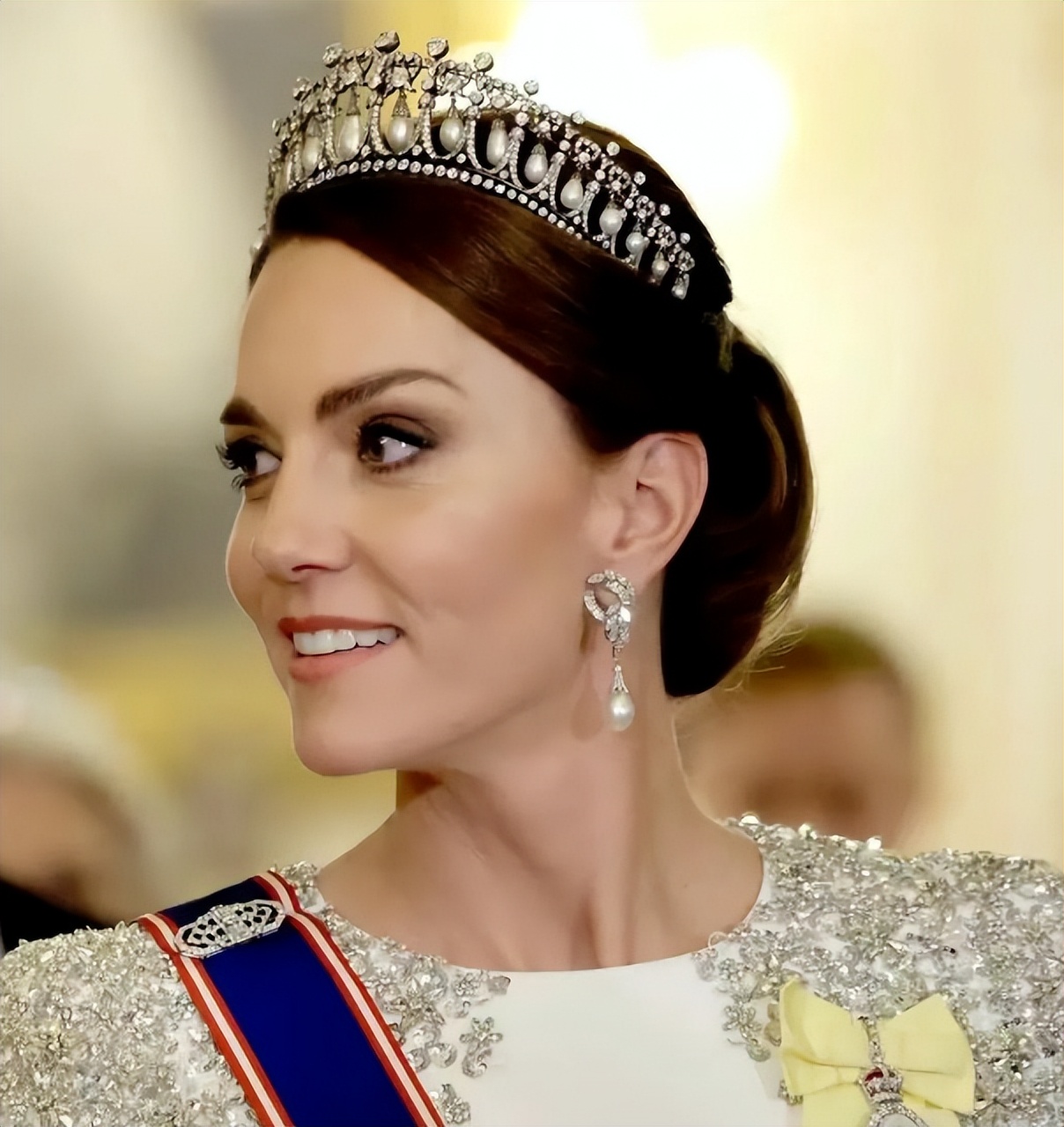 嘎了?凯特王妃律师发声分析,称多日未见本人,露面者疑替身