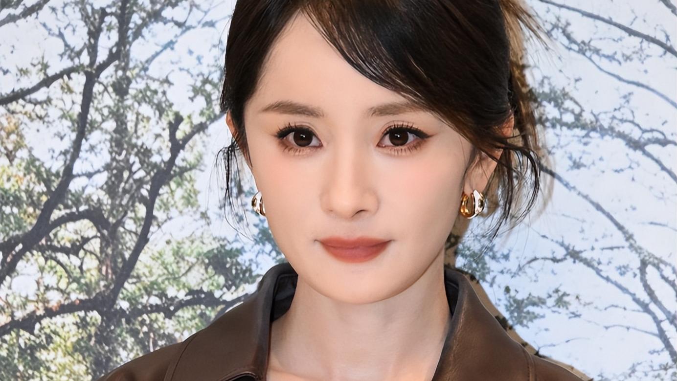 上海这一晚，被“全裹”出镜的杨幂惊艳，不穿暴露礼服却艳压群芳