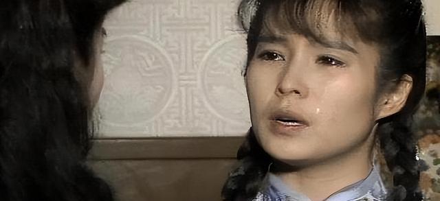 原来她早已离世,29岁与男友坠机而亡,双双殒命于大海之中