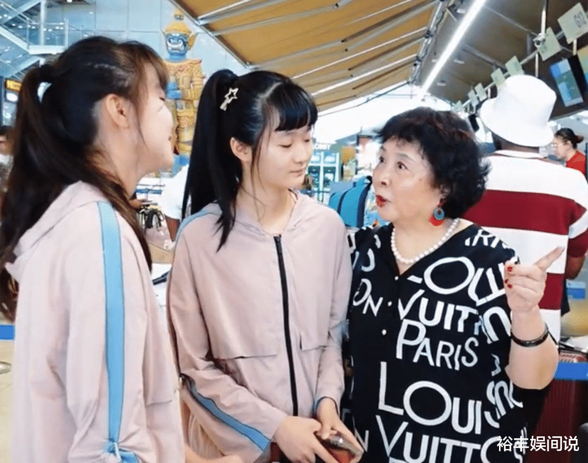 74岁盛海琳携双胞胎女儿出国游!14岁暴风抽高,为挣钱不顾安危