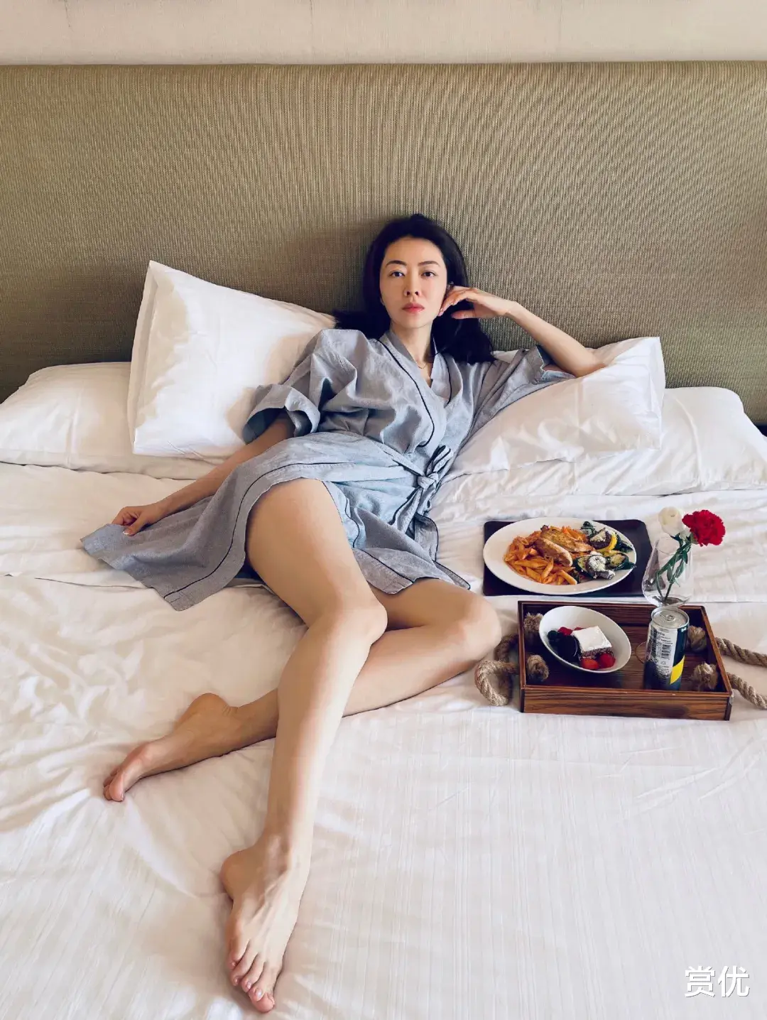 熊黛林气质出众 大长腿美足