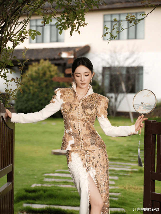 杨幂生日李雪琴、热巴送祝福，一套Look金色华丽的宫廷风，熠熠生辉