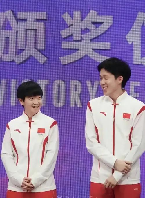 莎头两人的甜蜜互动,莎莎把小象抢走了,大头委屈巴巴地说:谢谢