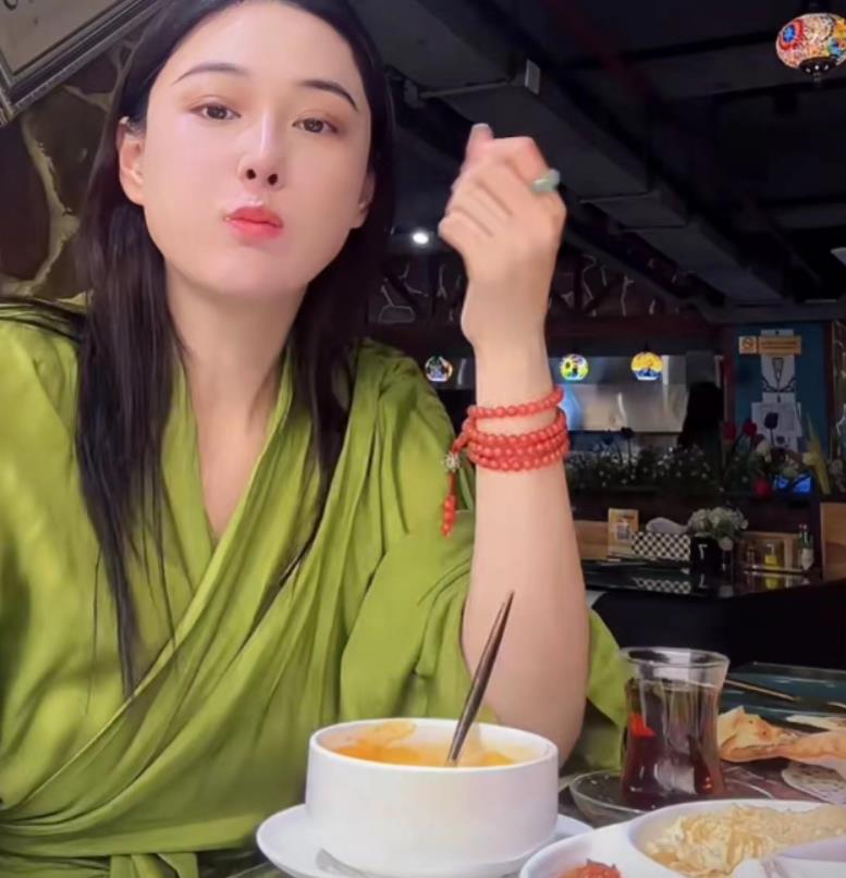 张馨予与老公何捷餐厅吃饭，发福明显被猜怀孕，女方大方回应质疑