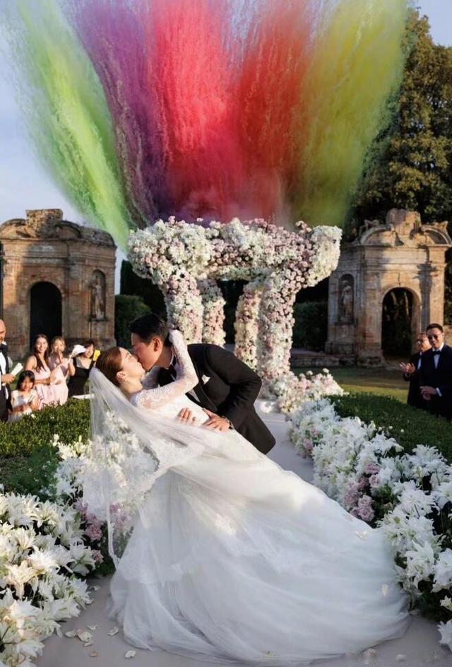 吴千语晒意大利婚礼现场照！与施伯雄在彩虹烟雾下接吻，浪漫至极