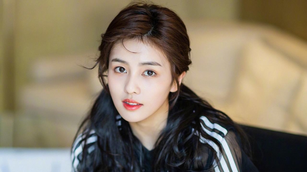 白鹿红色深V连衣裙亮相遭吐槽，公主切发型与厚底鞋成槽点？