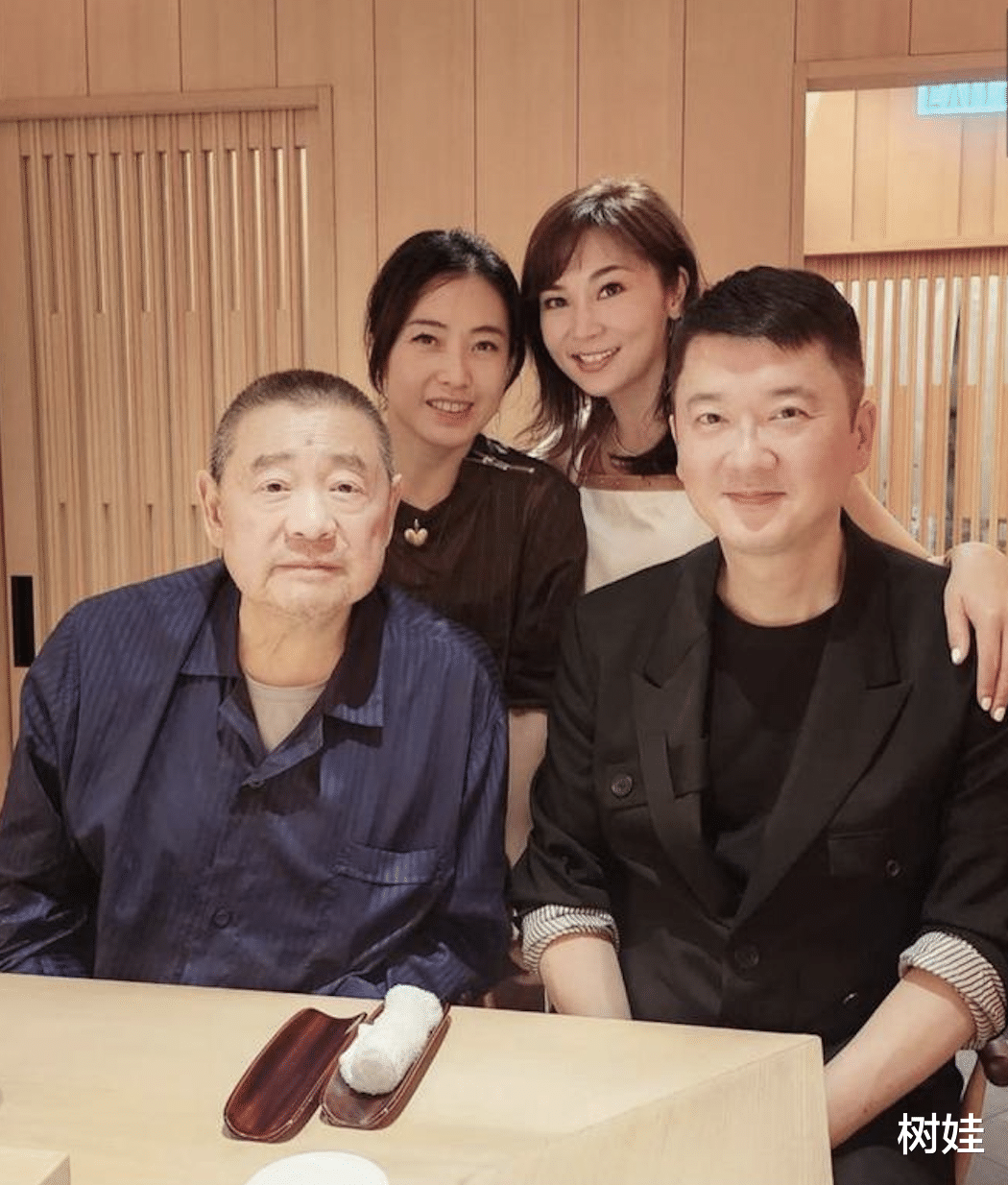 刘銮雄与杨受成外甥合照，戴对方品牌眼镜出镜，两鬓已全白仍精神