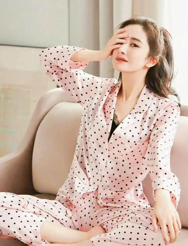 杨幂性感睡袍大片 又纯又欲