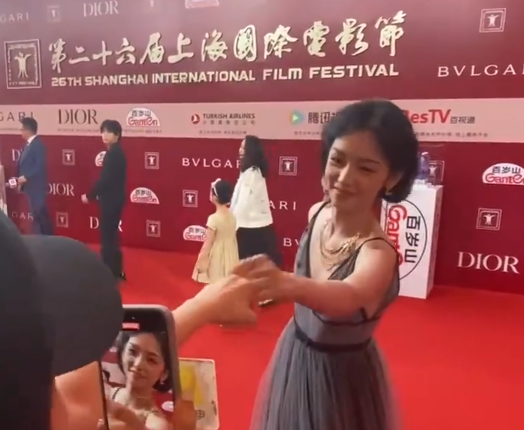 光速和好!周也和六公主碰拳拿糖,网友:一夜之间懂得了人情世故