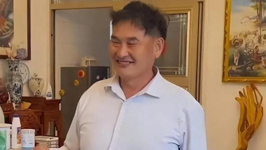 “超级奶爸”朱小伟给孩子换纸尿裤，刚满月的朱发顺长得很像爷爷