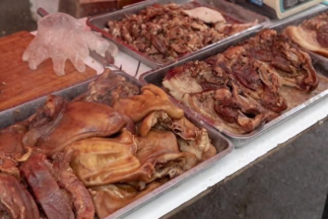 不知道大家发现了没有?熟食店里面卖的猪头肉,价格比什么都坚挺