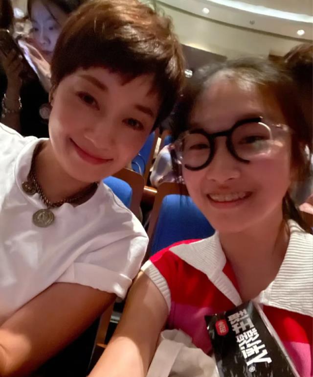 16岁爱马罕见露面，一张合照，暴露了文章和马伊琍的真实关系