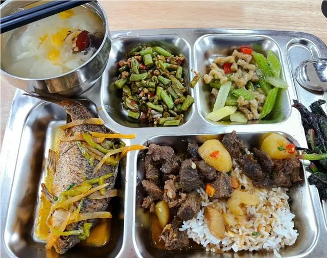 公务员晒一周的伙食，网友们羡慕不已，网友：挤破头都要当公务员