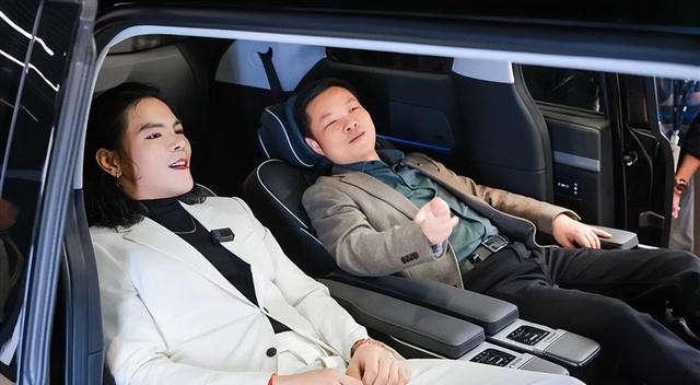 向佐喜提新车，他穿西装也浓妆艳抹，CEO何小鹏亲自交付排面大